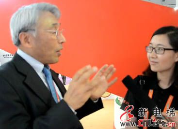 富士达：扶梯上勿走动，小孩忌站边上