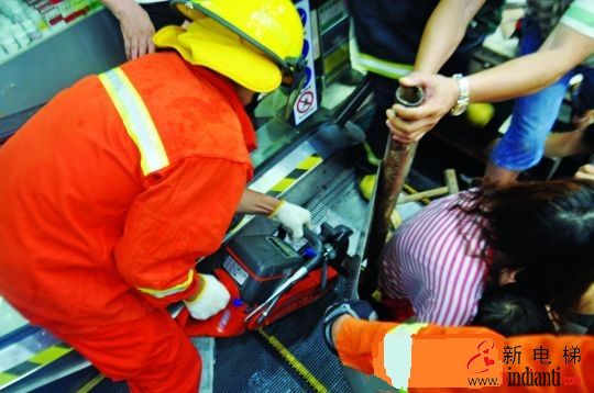 大人们，你们能不能带好小孩乘扶梯！(图1)