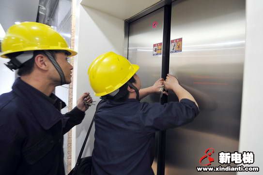 电梯救援请让专业人员去做，破坏性救援让人瞠目结舌(图1)