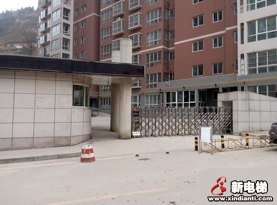 男子尸体现电梯轿厢顶部后 小区物业亡羊补牢 全面检修电梯(图1)