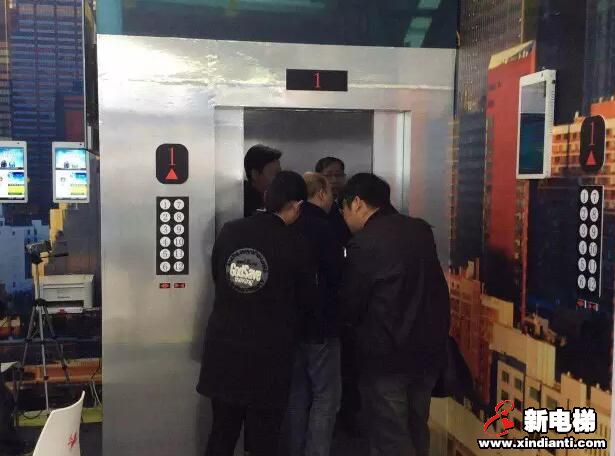 武汉特检所邹所长一行赴金数字展位考察调研JTJ-EGS110电梯群运行监测系统(图2)