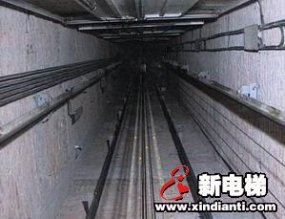 踏空跌至电梯厢顶摔伤 电梯惊魂究竟谁应担责