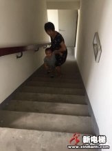 合肥铂金汉宫小区一居民楼电梯全“罢工” 业主挥汗爬楼梯