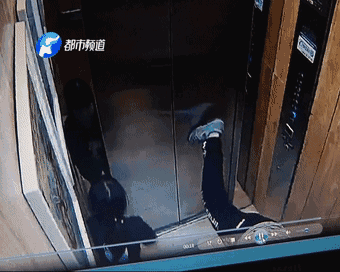 河南一男童乘坐电梯时一神脚 电梯门突然开裂