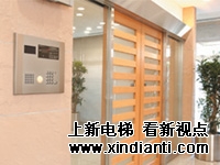 图片：业主在居住栋楼宇大门前设置的IC 卡读卡器前刷卡，打开大门电气锁，同时呼叫居住栋电梯到达所在层。