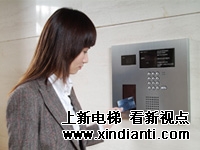 图片：业主在居住栋楼宇的地下室（停车场）通用出入口的IC卡读卡器前刷卡，打开通用出入口的电气锁，同时呼叫居住栋 电梯到达所在层。