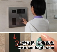 图片：访客来访时，业主用对讲机确认身份后，为访客开启大堂门同时，电梯自动前往迎接，并开放相应的楼层按钮使用权限， 而其它楼层的按钮权限则不开放，其它楼层的业主免受干扰。