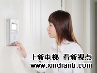 图片：各单元楼宇大门口机可以与管理室对讲主机进行呼叫对讲，各室内分机也可以通过触摸操作对管理室主机进行呼叫与对讲。 