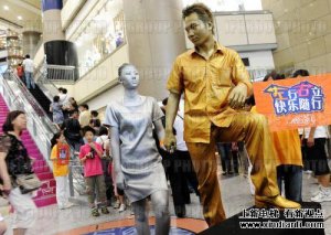 上海正大广场人体雕塑静倡“左行右立”