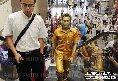 上海正大广场人体雕塑静倡“左行右立”(图2)