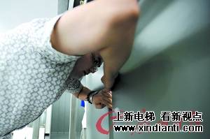 电梯门为何如此易推开 国标只防抖不防推和掰