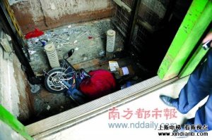电梯故障无标识 深圳两骑车女落深坑受重伤