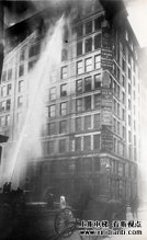 历史重现：英雄电梯操作员火灾中救人