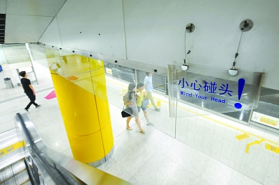 南京地铁电梯夹角全部加装防护板(图1) 南京地铁电梯夹角全部加装防护板(图1)