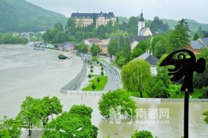 奥地利小镇防洪挡板效果明显 被赞