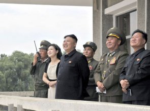 金正恩携李雪主视察朝鲜人民军 指导飞行训练