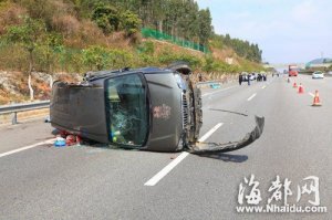 小型客车沈海高速路上突然爆胎侧翻 致4死5伤(图)
