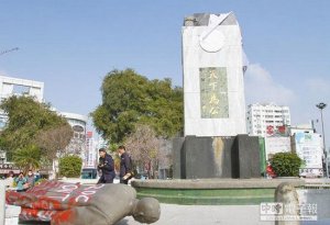 台湾600多公斤孙中山铜像被套脖拉倒(图)