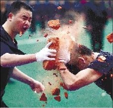 北京军区某部队叫停“头开红砖”等表演性课目