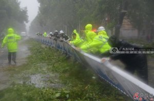 威马逊”登陆广西 护栏欲被吹跑 我有话说	