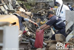 台湾相关部门在澎湖空难现场进行清理工作