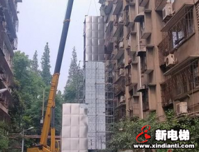 10户居民集资给旧楼装电梯 方便老人小孩(图)