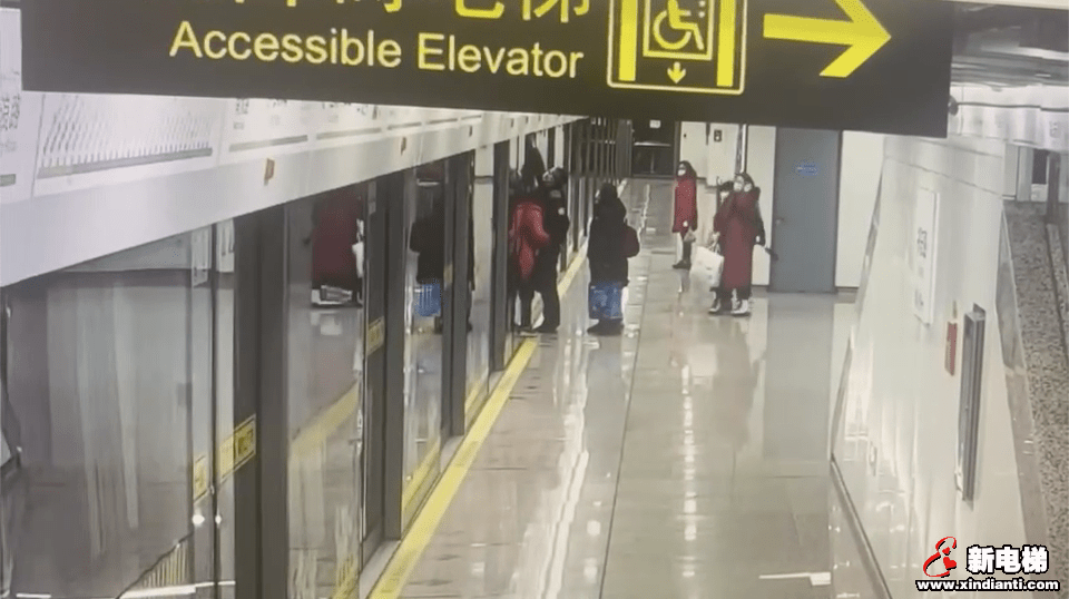痛心！女乘客被屏蔽门夹住后不幸身亡，上海地铁回应(图1)
