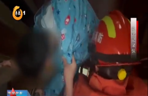 蹊跷！男童腿被卡电梯地坎与护脚板间隙！119破拆救援……(图3)