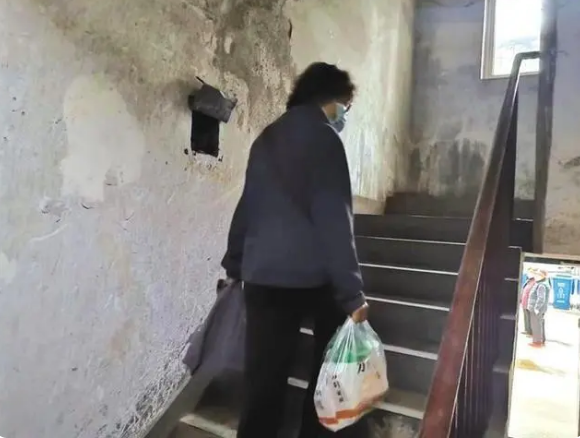 记者跑腿之为民解忧 电梯停运一周 每天爬楼太烦心 物业：预计维修配件近两日到货