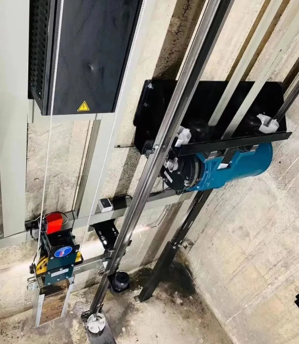 钢带驱动对重，钢丝绳驱动轿厢，这电梯设计逆天了！(图2)