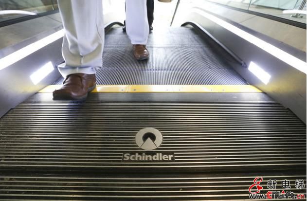 伦敦希斯罗机场2号候机楼所使用的迅达控股公司制造的自动扶梯