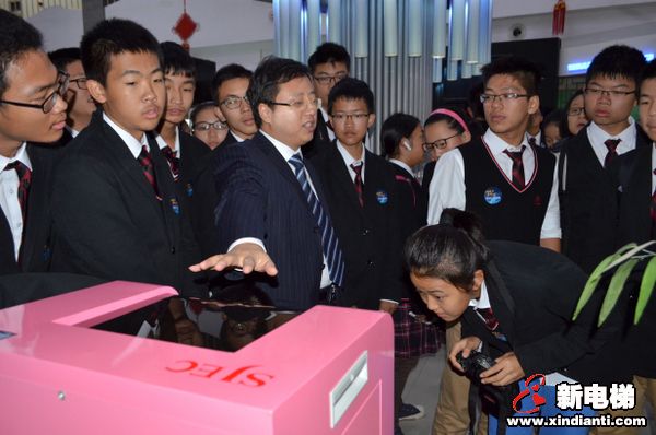 “市民访品牌活动”小组参观江南嘉捷电梯(图1)