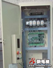 关于无机房紧急操作装置观察轿厢运行状态方式的理解