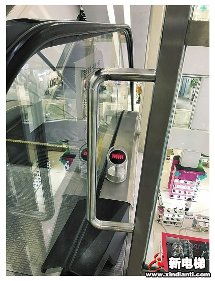 郑州3岁女童险些命丧电梯 事发后商场仅加装简易护栏