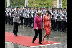 德媒评出全球女政要穿衣榜 英拉居首默克尔第二