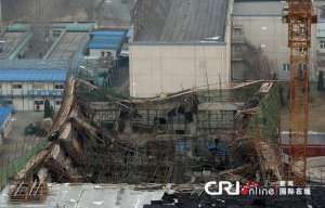 北京一在建楼坍塌致1死8伤 工友手刨挖人(图)