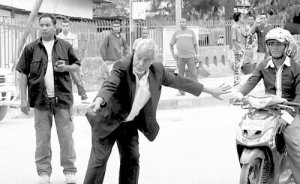 东帝汶总理发现路口无交警 亲自指挥交通