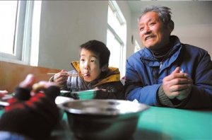 媒体称中国孤儿院公办缺资金民办缺政策