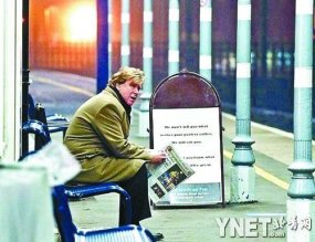 英交通部长冷风中坐火车上班 无座站35分钟