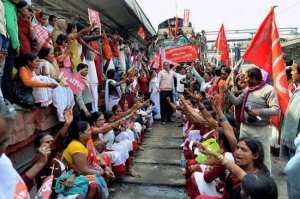 印度全国大罢工进入第二天 银行业和工业陷瘫痪