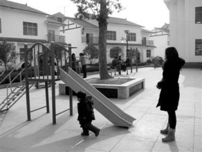 湖北房县农民聚县城 回不去大山生存艰难