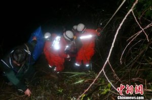 贵州省荔波县面包车坠下250米悬崖致7死2伤