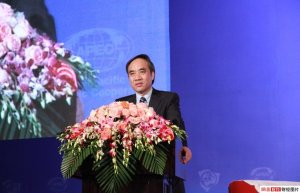 辜胜阻：防城镇化沦为“房地产化”推高房价