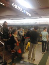 广州地铁站台突然冒烟 现场滞留大量乘客