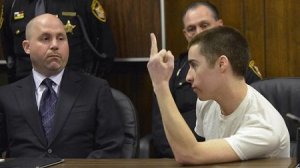 美校园枪案凶手被判终身监禁 法庭上竖中指