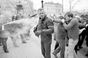 法国爆发反对同性恋结婚合法化示威