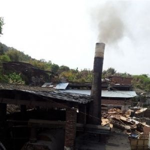 广东梅县纸厂污水直排河道 官员称关闭影响稳定