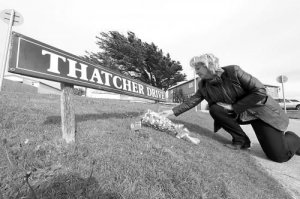 马岛首府居民悼念撒切尔夫人 感激其解放该岛