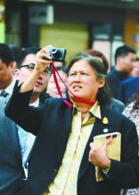 泰国公主诗琳通武汉街头参观 衣着简朴