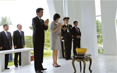 安倍晋三访缅期间参拜二战阵亡日军墓引发批评(图1) 安倍晋三访缅期间参拜二战阵亡日军墓引发批评(图1)